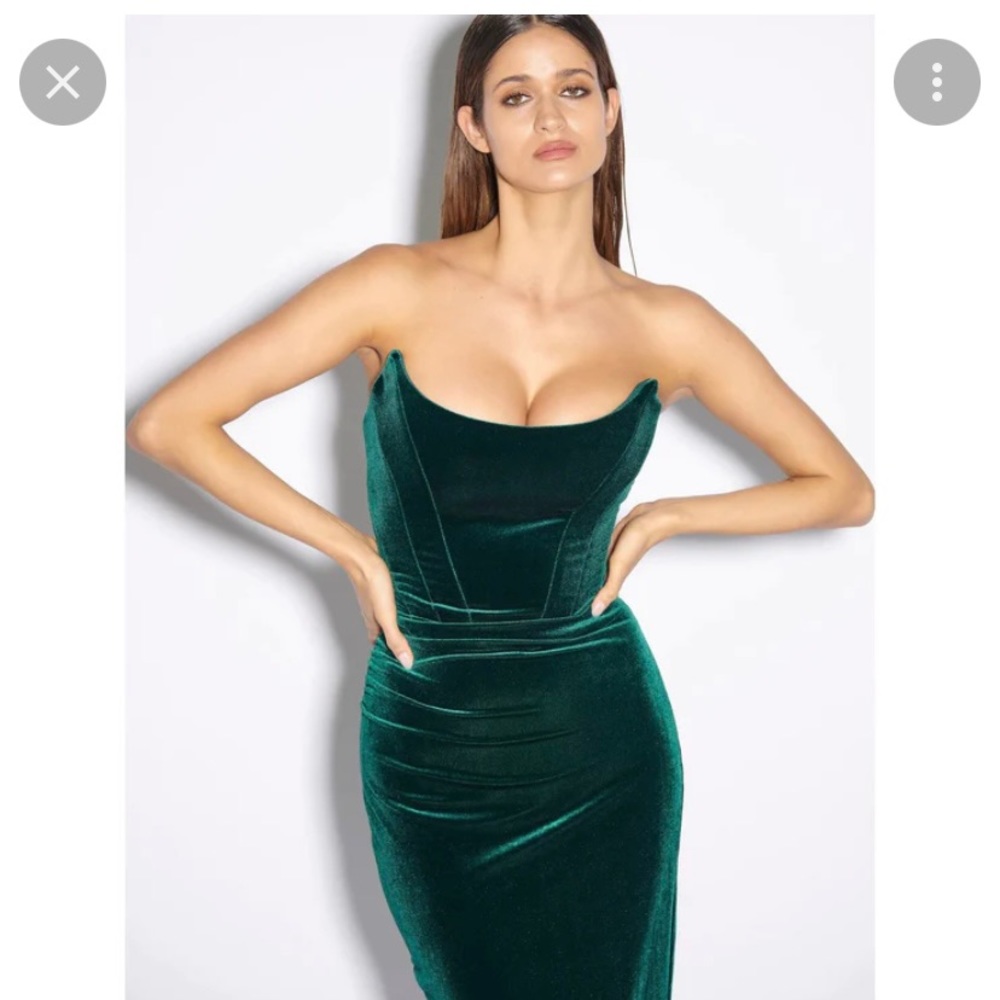 This elegant velvet emerald green koi gown is a size xs and has never been worn.